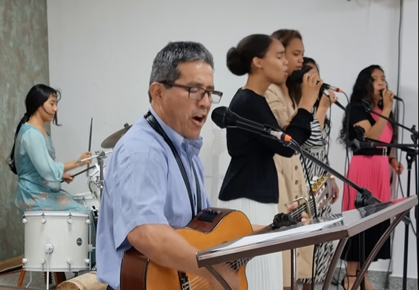 Personas cantando alabanzas.